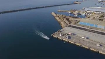 Vue aérienne du quai H du port de Sète en chantier, avec engins de construction en activité.