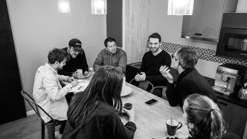 Agence Satellite, réunion de travail