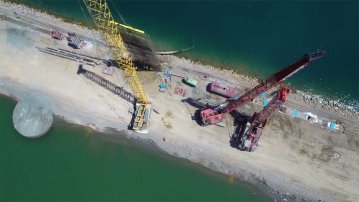 Chantier maritime du quai H filmé par drone avec grues hydrauliques en opération – projet audiovisuel de l’Agence Satellite.