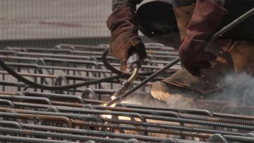 Captation vidéo de soudure sur armature métallique pour le chantier du quai H à Sète – réalisation audiovisuelle par l’Agence Satellite.