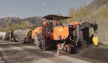 Tournage vidéo d’un chantier BTP avec machine d’enrobé en action, captation professionnelle par l’agence Satellite pour valoriser le savoir-faire terrain