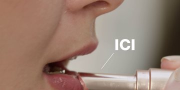 Scène du film institutionnel Tereos : une femme applique du rouge à lèvres, produit issu de la transformation végétale