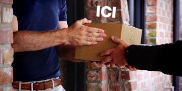 Extrait du film Tereos : livraison d’un colis anonyme représentant un produit transformé contenant des ingrédients Tereos